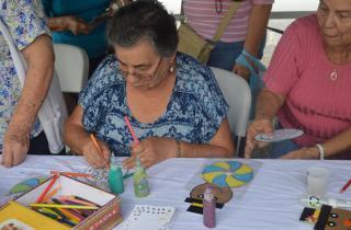 Exposición de productos y artesanías de grupos organizados de personas adultas mayores