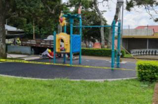 Instalación de piso tipo EPDM en parque Alfredo González Flores 