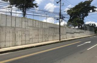 Diseño y construcción de muro en Urbanización La Aurora