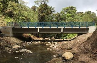 El Gobierno Local realizó la construcción total de un puente en la comunidad de San Rafael de Vara Blanca, en el sector de La Legua, con una inversión de 204 millones de colones . 