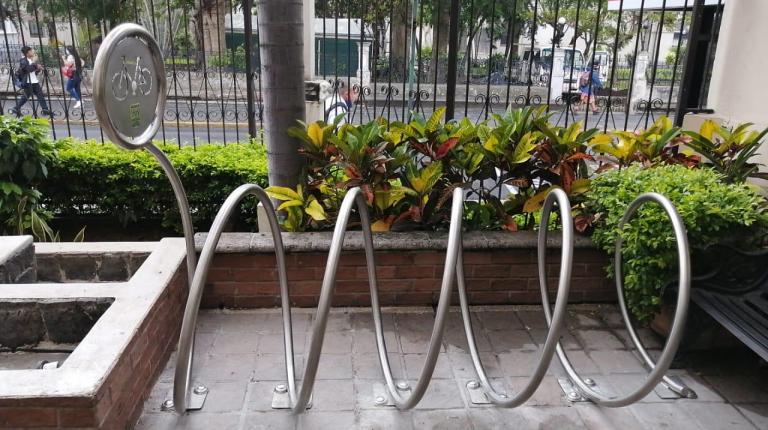 Instalación de cicloparqueos en Heredia