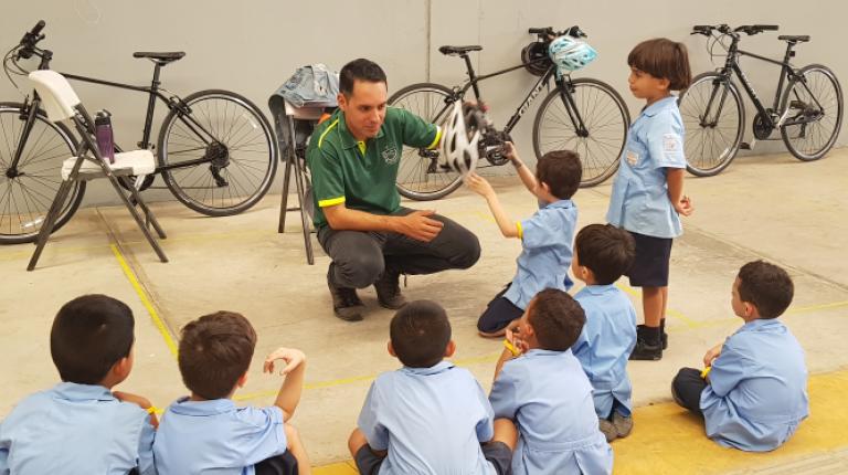 Jóvenes reciben capacitación sobre ciclismo urbano