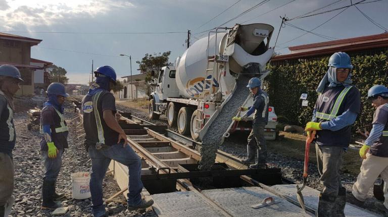 La Municipalidad de Heredia destinó 145 millones de colones a la intervención de la línea férrea en Avenida 10, desde la intersección de la calle de concreto (al costado suroeste del antiguo hospital) continuando 600 metros hacia el este, en donde se sustituyó el empedrado por losas de concreto de alta resistencia en un total de 1973 metros cuadrados.