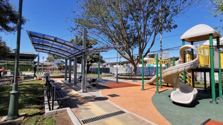 Comunidad de La Aurora estrena instalaciones del nuevo parque 