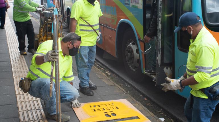 Municipalidad demarca aceras del Cantón para incentivar el distanciamiento físico