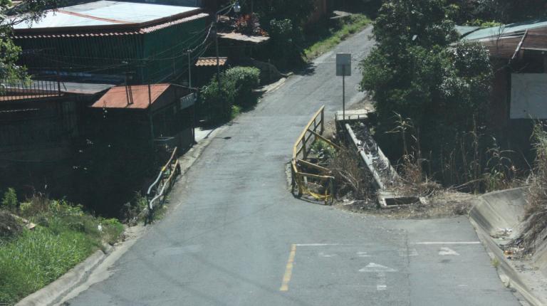 Construcción de puente en Bajo Las Cloacas