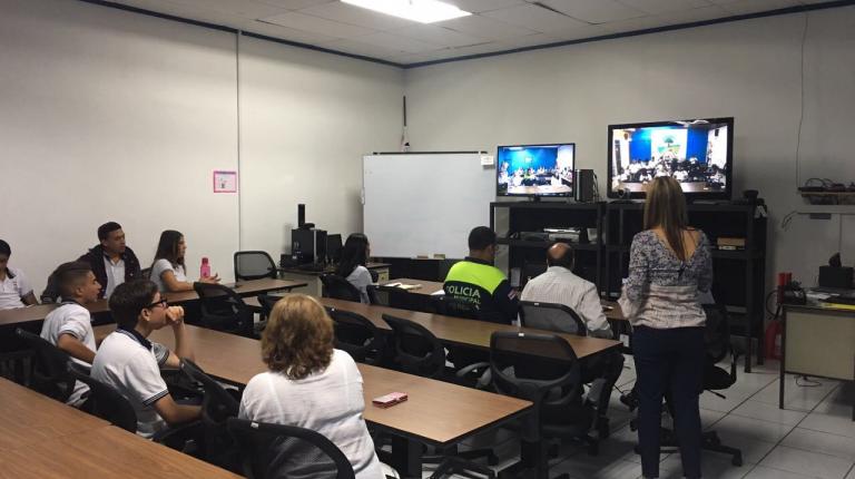 Sesión del programa de videoconferencias destinado a capacitar a la comunidad estudiantil de III Ciclo en el tema de Gestión Vial.