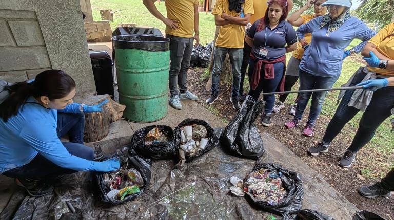 Personas voluntarias y Municipalidad de Heredia unen esfuerzos para limpiar el Centro Recreativo Bosque de la Hoja 