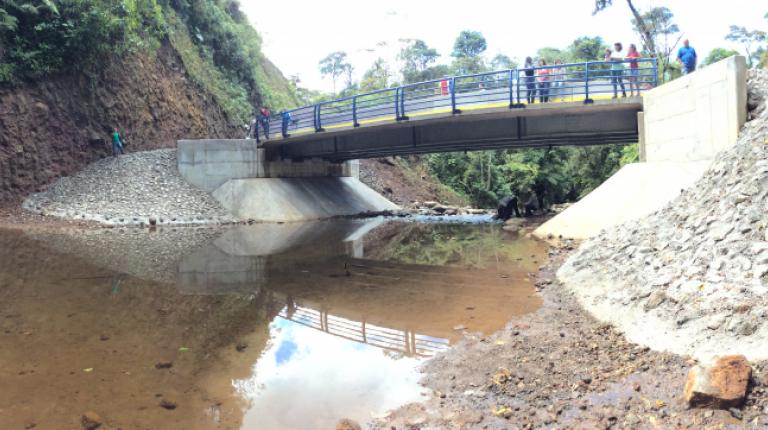 Comunidad de Vara Blanca estrena puente