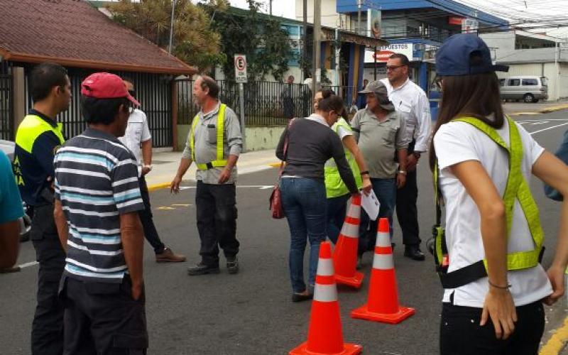 Personal municipal recibe capacitación en seguridad y control temporal de tránsito