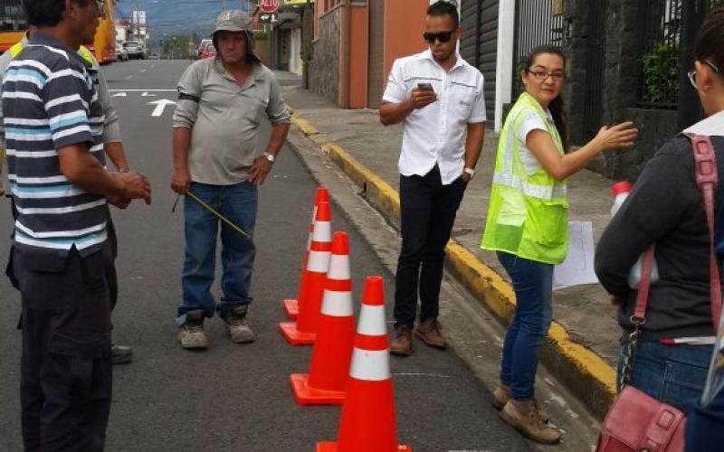 Personal municipal recibe capacitación en seguridad y control temporal de tránsito