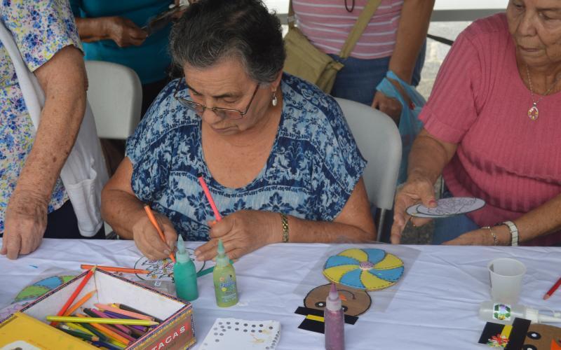 Exposición de productos y artesanías de grupos organizados de personas adultas mayores