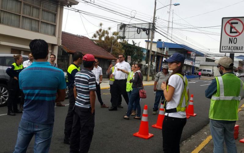 Personal municipal recibe capacitación en seguridad y control temporal de tránsito