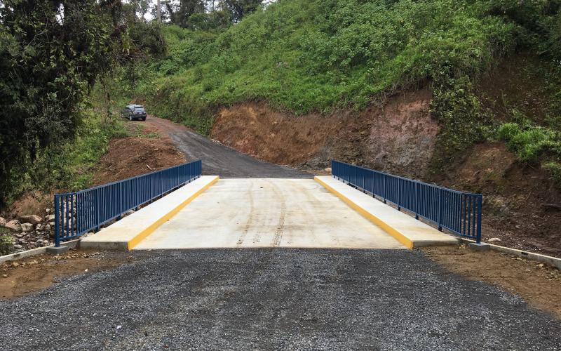 El Gobierno Local realizó la construcción total de un puente en la comunidad de San Rafael de Vara Blanca, en el sector de La Legua, con una inversión de 204 millones de colones . 