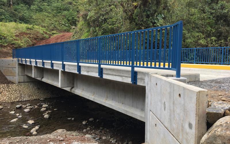 El Gobierno Local realizó la construcción total de un puente en la comunidad de San Rafael de Vara Blanca, en el sector de La Legua, con una inversión de 204 millones de colones . 