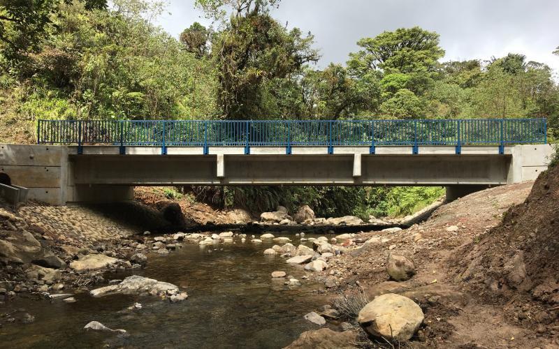 El Gobierno Local realizó la construcción total de un puente en la comunidad de San Rafael de Vara Blanca, en el sector de La Legua, con una inversión de 204 millones de colones . 