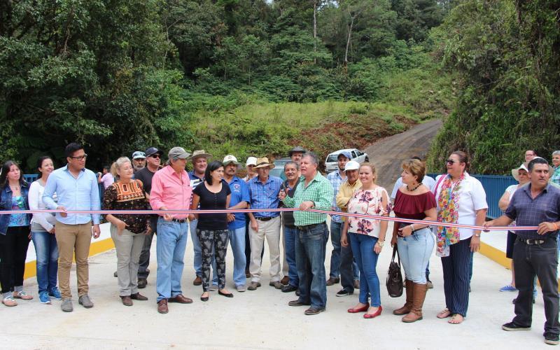 El Gobierno Local realizó la construcción total de un puente en la comunidad de San Rafael de Vara Blanca, en el sector de La Legua, con una inversión de 204 millones de colones . 