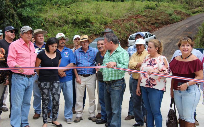 El Gobierno Local realizó la construcción total de un puente en la comunidad de San Rafael de Vara Blanca, en el sector de La Legua, con una inversión de 204 millones de colones . 