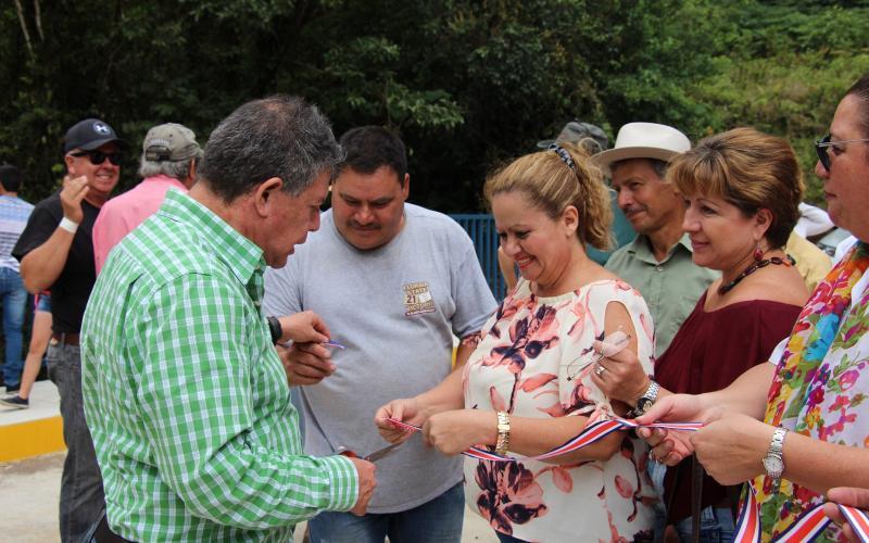 El Gobierno Local realizó la construcción total de un puente en la comunidad de San Rafael de Vara Blanca, en el sector de La Legua, con una inversión de 204 millones de colones . 