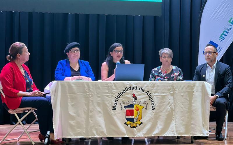 Encuentro con autoridades municipales sobre transformación urbana y ciudades inteligentes