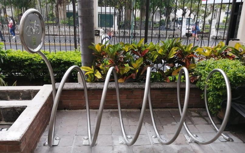 Instalación de cicloparqueos en Heredia