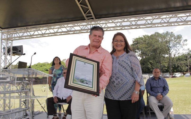 Comunidad de Barreal recibe terreno para plaza de deportes