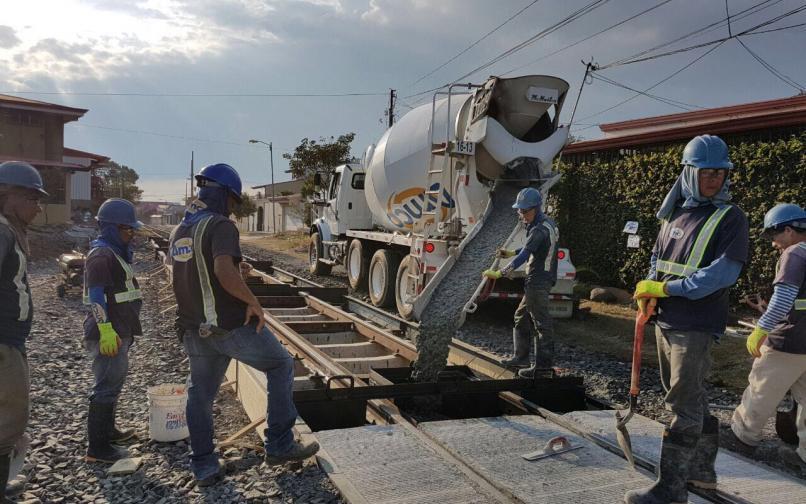 La Municipalidad de Heredia destinó 145 millones de colones a la intervención de la línea férrea en Avenida 10, desde la intersección de la calle de concreto (al costado suroeste del antiguo hospital) continuando 600 metros hacia el este, en donde se sustituyó el empedrado por losas de concreto de alta resistencia en un total de 1973 metros cuadrados.