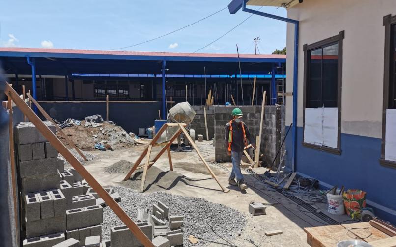 Construcción de rampa de techada y aula en Escuela Ulloa