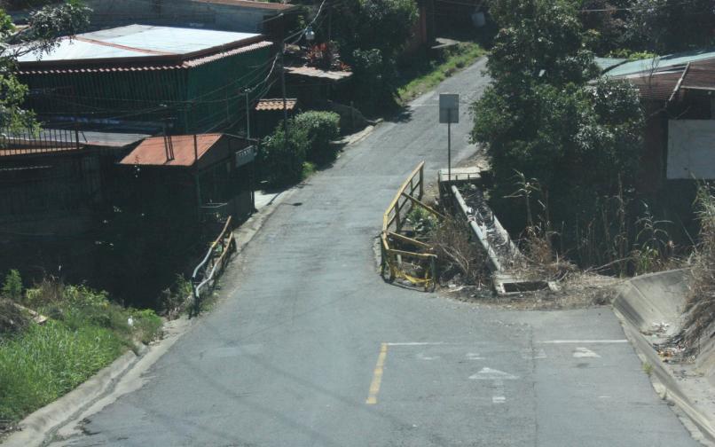 Construcción de puente en Bajo Las Cloacas