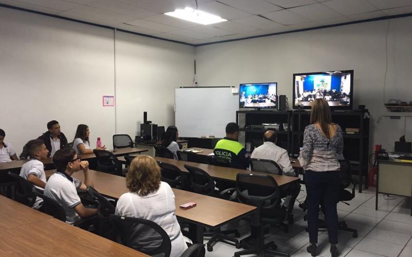 Sesión del programa de videoconferencias destinado a capacitar a la comunidad estudiantil de III Ciclo en el tema de Gestión Vial.