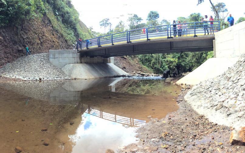 Comunidad de Vara Blanca estrena puente